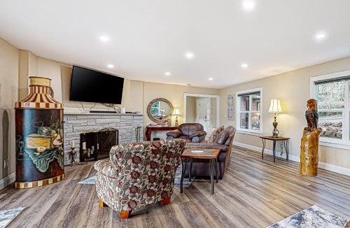 Oak Grove House | Riverside at the Riverhouse