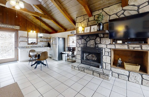 Townsend Cabin | Riverview: Free Attraction Tickets, Hot Tub, River View & Access, 5 Mins To National Park