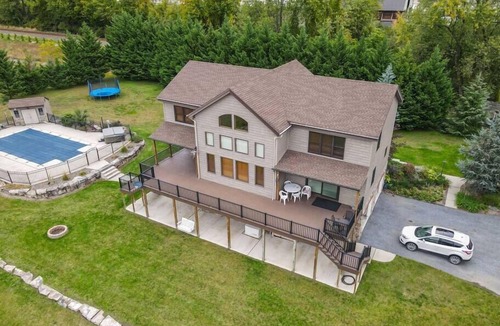 Dauphin House | Riverview Lodge Summa