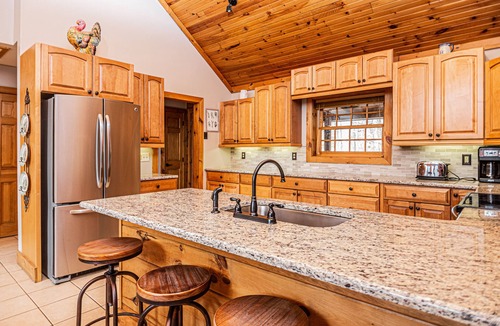 McHenry House | Rock Lodge Cabin | Fire Pit, Expansive Deck!