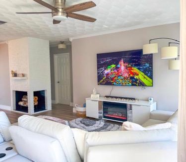Driftwood House | Rockstar Hideaway Entire Home 2BR 2BA Office Space Guest Room & Outdoor Patio