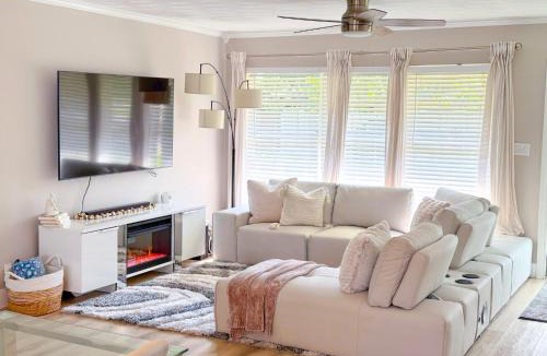Driftwood House | Rockstar Hideaway Entire Home 2BR 2BA Office Space Guest Room & Outdoor Patio