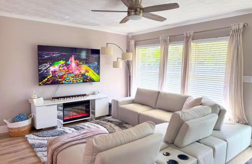 Driftwood House | Rockstar Hideaway Entire Home 2BR 2BA Office Space Guest Room & Outdoor Patio