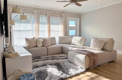 Driftwood House | Rockstar Hideaway Entire Home 2BR 2BA Office Space Guest Room & Outdoor Patio