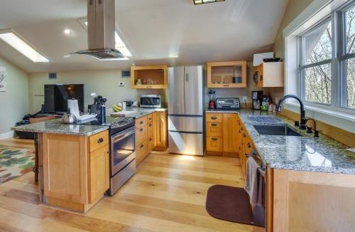 Central Apartment | Romantic, Cozy Loft with Yard, 5 Miles to Clemson