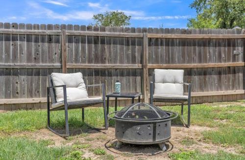McQueeney House | Romantic Getaway Hideout | Soak, Sip, and Relax