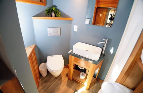 Lyons Resort | Romantic Retreat at Cherry Birch – Cozy Tiny Home by the River in Lyons