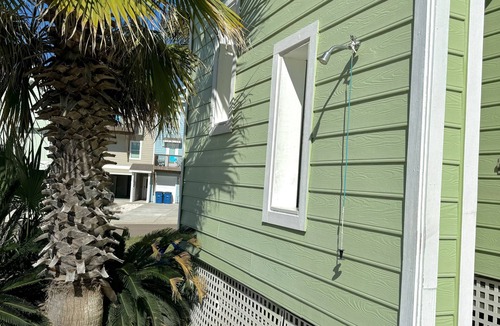 Sand Point House | Rooftop Deck, Views, Beach Walkover, Pet Friendly LOCATION!