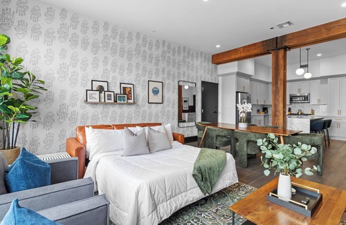 Arts/Warehouse District Hotel | Rooftop Pool | Full Kitch | Game Room | Valet Park | Sleeps 12 | Heated Pool | Gym