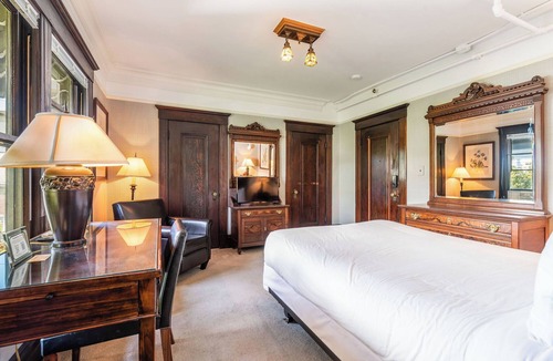 Broadway House | Room 202 - Unique Accommodations in Seattle's Capitol Hill