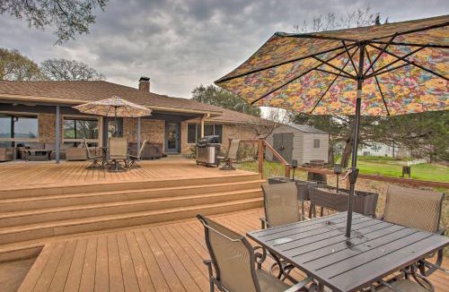 Berryville House | Roomy Texas Lake Retreat with Private Boat Ramp