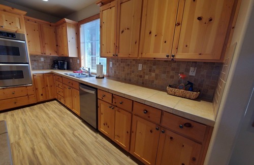 Ronald House | Roslyn Pines: Hot Tub, Spacious Deck, Dogs Welcome