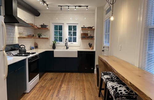 Lancaster House | Row-home 3min drive to Central Market,Office,Patio w/Fire Pit, Artistic Accents
