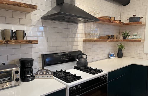 Lancaster House | Row-home 3min drive to Central Market,Office,Patio w/Fire Pit, Artistic Accents
