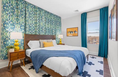 Westside Norwich Apartment | Royal Flush-6 King Beds-18 Mi To Mohegan