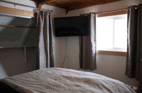 Oak Harbor Ski Chalet | Rustic A-Frame hot tub retreat near Deception Pass
