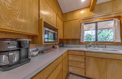 Alto Cabin | Rustic Alto Cabin w/Hot Tub, Deck & Fireplace!