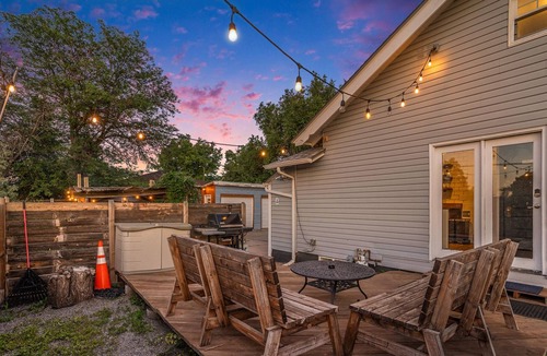 Berkley Apartment | Rustic Basement Shared Firepit