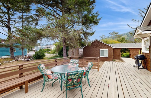 Neskowin Cabin | Rustic dog-friendly beach home on Neskowin Marsh Golf Course + 2 blocks to beach
