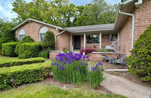 Brighton House | Rustic Luxe 4BR 2.5 Bath 1.5 Acres, in Heart of Brighton – Entire Spacious Home