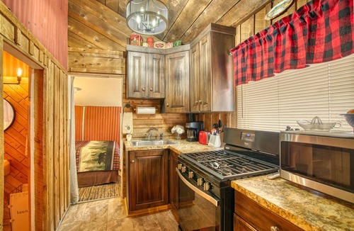 Lyons Cabin | Rustic Riverside Cabin with Patio — Family Escape