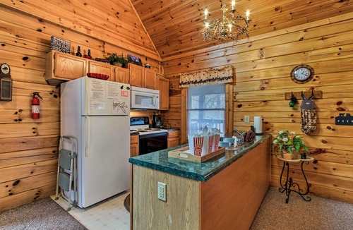 Sevierville Cabin | Rustic Sevierville Cabin w/Covered Porch!