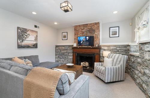 Rutledge Hill House | Rutledge After Dark - Walk to Broadway & The Gulch
