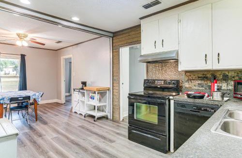 Jasper Heights House | Screened Patio and Fire Pit Peaceful Marshall Home