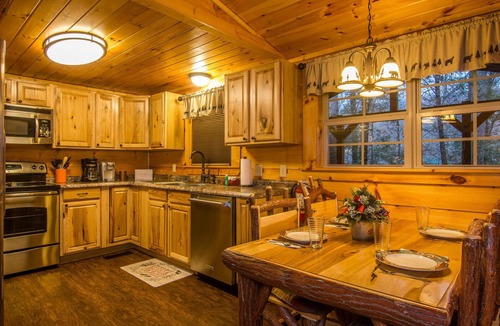 Gatlinburg - Pigeon Forge Cabin | Secluded 2 Bed, Hot Tub, Pool Table, Fire Pit. Holiday Getaway!