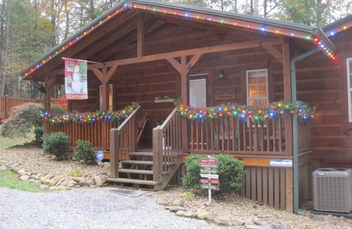 Gatlinburg - Pigeon Forge Cabin | Secluded 2 Bed, Hot Tub, Pool Table, Fire Pit. Holiday Getaway!