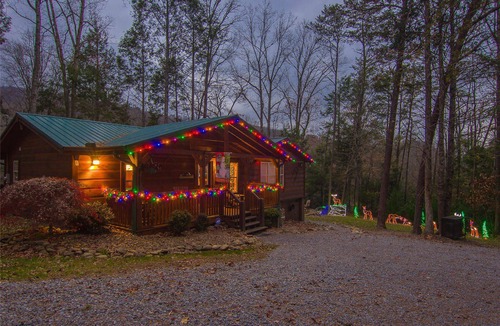 Gatlinburg - Pigeon Forge Cabin | Secluded 2 Bed, Hot Tub, Pool Table, Fire Pit. Holiday Getaway!