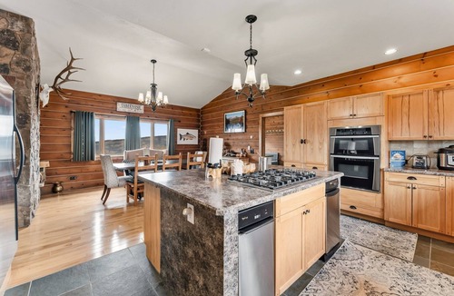 Kremmling Cabin | Secluded 4 bedroom cabin, private HT, mt views
