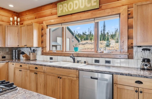 Kremmling Cabin | Secluded 4 bedroom cabin, private HT, mt views