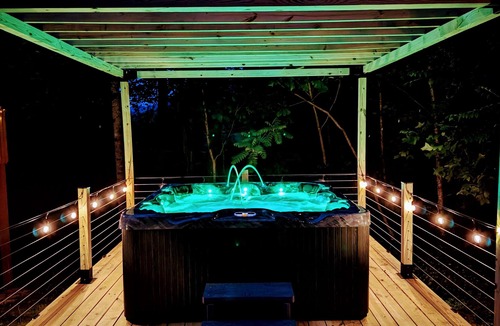 Cosby Cabin | Secluded Cabin-Game Room-2 King Beds-HotTub-MiniGolf-EV Charger-Cloud Ceiling