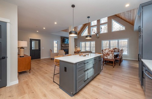 Mountainside House | Secluded Chalet w/Hot Tub & Pool Table
