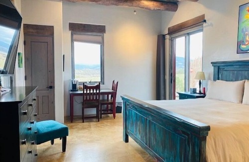 Youngsville Bed & Breakfast | Secluded Desert Oasis: Luxurious Inn-Abiquiu Lake Views-Daily Gourmet Breakfast.