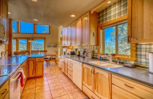 San Juan River Village House | See Fall's Changing Colors! Sky Vista Lodge: Private Hot Tub, Close to Wolf Creek Ski Area!