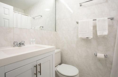 Theatre District Apartment | Serene 1BR with 99 WalkScore Fast Wifi and SmartLock