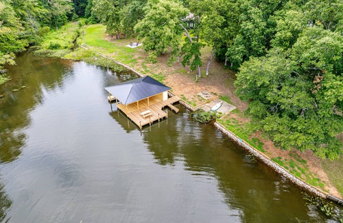 Eatonton House | Serene Cove at Lake Sinclair on 4+ acres with Covered Deck & Covered Dock