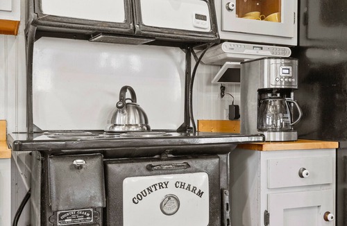 Lupton City House | Serene Mountain Hideaway: Hot Tub & Pizza Oven