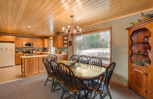 Leavenworth Cabin | Serene mountain views, ONLY 5 minutes from Leavenworth, AND Dog Friendly!