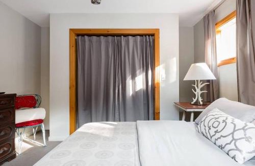 Phoenicia House | Serene Retreat on a Stream