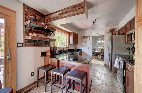 Castlewood House | Serene Rustic Haven, Huge Yard & Decks , ZenDen