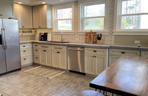 Little Kowaliga House | Shady Flat Fenced Yard, Pet-Friendly, Kayak, 3000 SF, 5 King BR's + Bunkroom