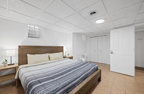 Shadyside House | Shadyside, Pittsburgh !B Modern and Bright Private Bedroom with Shared Bathroom