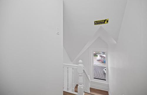 Shadyside House | Shadyside, Pittsburgh !G Modern and Bright Private Bedroom with Shared Bathroom