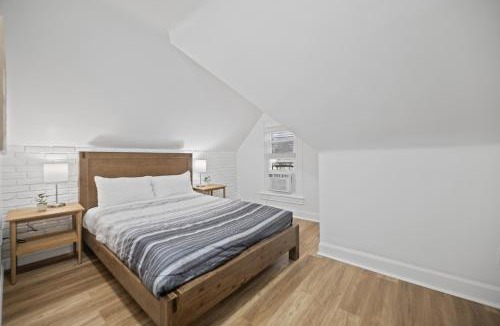 Shadyside House | Shadyside, Pittsburgh !I Modern and Bright Private Bedroom with Shared Bathroom