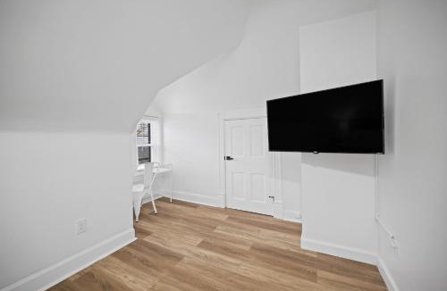 Shadyside House | Shadyside, Pittsburgh !I Modern and Bright Private Bedroom with Shared Bathroom