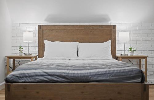 Shadyside House | Shadyside, Pittsburgh !I Modern and Bright Private Bedroom with Shared Bathroom