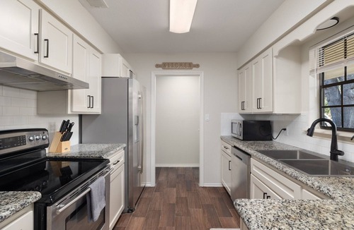Palmhurst House | Sharyland Home with Jacuzzi & Playset, Sleeps 11!